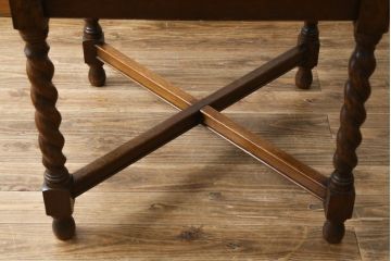 イギリスアンティーク　Lloyd's Antiques(ロイズ・アンティークス)取り扱い　オーク材・総無垢材　ツイストレッグがおしゃれな小振りサイズのドローリーフテーブル(ダイニングテーブル、エクステンションテーブル、2人掛け、4人掛け、6人掛け、食卓、英国)(R-080123)