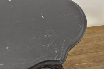 フランスアンティーク　繊細に施された彫りが素敵!フレンチスタイルにぴったりのカービングテーブル(サイドテーブル、カフェテーブル、コーヒーテーブル)(R-080124)