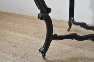 フランスアンティーク　繊細に施された彫りが素敵!フレンチスタイルにぴったりのカービングテーブル(サイドテーブル、カフェテーブル、コーヒーテーブル)(R-080124)