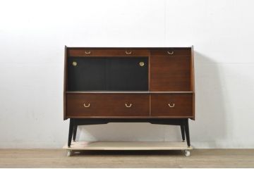 イギリスビンテージ　美品　G-PLAN(ジープラン)　BBシリーズ　Tola&Black(トーラ&ブラック)　スタイリッシュな北欧デザインのサイドキャビネット(サイドボード、食器棚、カップボード、戸棚、収納棚、ヴィンテージ、英国)(R-080130)