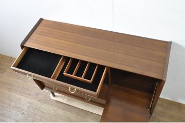 イギリスビンテージ　美品　G-PLAN(ジープラン)　BBシリーズ　Tola&Black(トーラ&ブラック)　スタイリッシュな北欧デザインのサイドキャビネット(サイドボード、食器棚、カップボード、戸棚、収納棚、ヴィンテージ、英国)(R-080130)