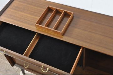 イギリスビンテージ　美品　G-PLAN(ジープラン)　BBシリーズ　Tola&Black(トーラ&ブラック)　スタイリッシュな北欧デザインのサイドキャビネット(サイドボード、食器棚、カップボード、戸棚、収納棚、ヴィンテージ、英国)(R-080130)