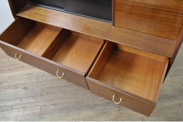 イギリスビンテージ　美品　G-PLAN(ジープラン)　BBシリーズ　Tola&Black(トーラ&ブラック)　スタイリッシュな北欧デザインのサイドキャビネット(サイドボード、食器棚、カップボード、戸棚、収納棚、ヴィンテージ、英国)(R-080130)