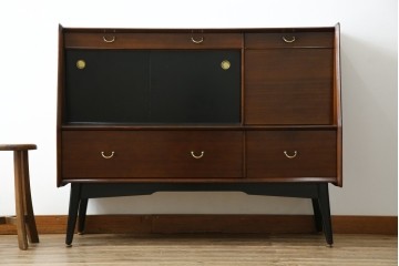 イギリスビンテージ　美品　G-PLAN(ジープラン)　BBシリーズ　Tola&Black(トーラ&ブラック)　スタイリッシュな北欧デザインのサイドキャビネット(サイドボード)(R-080130)