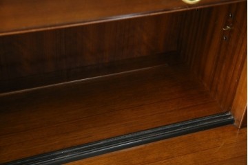 イギリスビンテージ　美品　G-PLAN(ジープラン)　BBシリーズ　Tola&Black(トーラ&ブラック)　スタイリッシュな北欧デザインのサイドキャビネット(サイドボード)(R-080130)