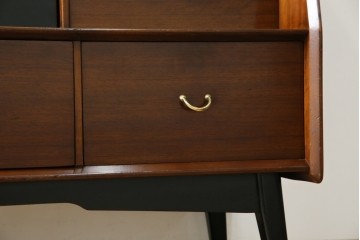 イギリスビンテージ　美品　G-PLAN(ジープラン)　BBシリーズ　Tola&Black(トーラ&ブラック)　スタイリッシュな北欧デザインのサイドキャビネット(サイドボード)(R-080130)