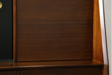 イギリスビンテージ　美品　G-PLAN(ジープラン)　BBシリーズ　Tola&Black(トーラ&ブラック)　スタイリッシュな北欧デザインのサイドキャビネット(サイドボード)(R-080130)