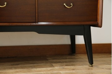 イギリスビンテージ　美品　G-PLAN(ジープラン)　BBシリーズ　Tola&Black(トーラ&ブラック)　スタイリッシュな北欧デザインのサイドキャビネット(サイドボード)(R-080130)