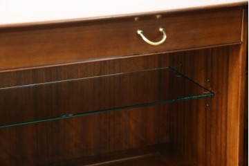 イギリスビンテージ　美品　G-PLAN(ジープラン)　BBシリーズ　Tola&Black(トーラ&ブラック)　スタイリッシュな北欧デザインのサイドキャビネット(サイドボード)(R-080130)