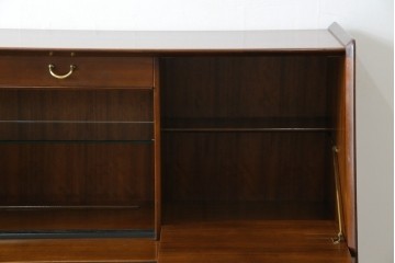 イギリスビンテージ　美品　G-PLAN(ジープラン)　BBシリーズ　Tola&Black(トーラ&ブラック)　スタイリッシュな北欧デザインのサイドキャビネット(サイドボード)(R-080130)