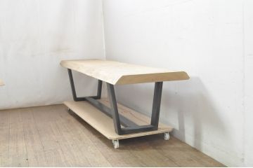 中古　栗材一枚板　特注のアジャスター付き　シンプルで洗練されたデザインが魅力的なアイアンレッグベンチ(長椅子、ダイニングベンチ、板座チェア、椅子、イス、花台、飾り台)(R-080133)