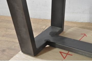 中古　栗材一枚板　特注のアジャスター付き　シンプルで洗練されたデザインが魅力的なアイアンレッグベンチ(長椅子、ダイニングベンチ、板座チェア、椅子、イス、花台、飾り台)(R-080133)