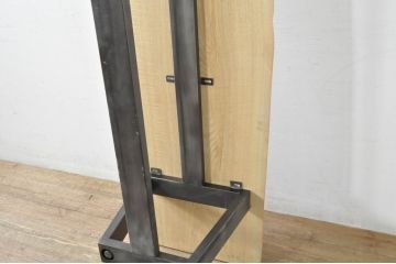 中古　栗材一枚板　特注のアジャスター付き　シンプルで洗練されたデザインが魅力的なアイアンレッグベンチ(長椅子、ダイニングベンチ、板座チェア、椅子、イス、花台、飾り台)(R-080133)