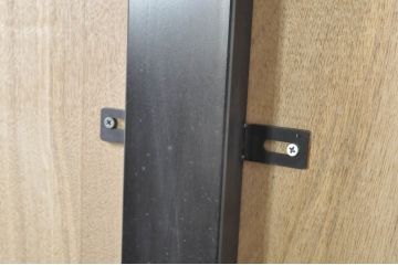 中古　栗材一枚板　特注のアジャスター付き　シンプルで洗練されたデザインが魅力的なアイアンレッグベンチ(長椅子、ダイニングベンチ、板座チェア、椅子、イス、花台、飾り台)(R-080134)