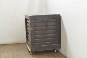 和製アンティーク　北陸地方産　重厚な佇まいが魅力!全面横桟回しの帳場箪笥(銭戸棚、収納棚、時代箪笥、和タンス、収納箪笥)(R-080135)