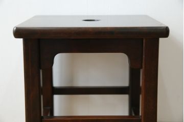 中古　北海道民芸家具　落ち着きのある空間づくりにおすすめのスツール(花台、板座、飾り台、ディスプレイ台)(R-080138)