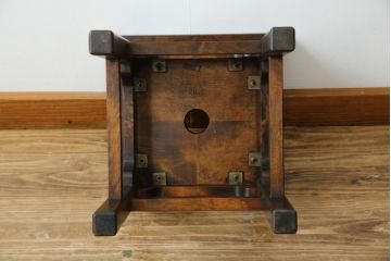中古　北海道民芸家具　落ち着きのある空間づくりにおすすめのスツール(花台、板座、飾り台、ディスプレイ台)(R-080138)