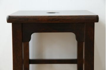 中古　北海道民芸家具　落ち着きのある空間づくりにおすすめのスツール(花台、板座、飾り台、ディスプレイ台)(R-080139)