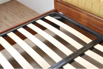 中古　美品!!　IDC大塚家具　高級輸入品　ヨーロピアン　高級感あふれる!クラッシックな佇まいが魅力のベッドフレーム(木製ベッド)(R-080140)