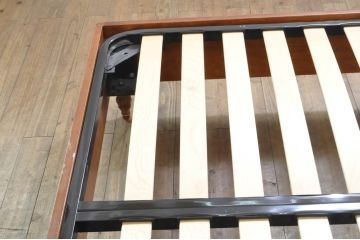 中古　美品!!　IDC大塚家具　高級輸入品　ヨーロピアン　高級感あふれる!クラッシックな佇まいが魅力のベッドフレーム(木製ベッド)(R-080140)
