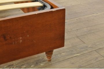 中古　美品!!　IDC大塚家具　高級輸入品　ヨーロピアン　高級感あふれる!クラッシックな佇まいが魅力のベッドフレーム(木製ベッド)(R-080140)