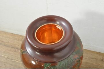 中古　美品　百貨店の展覧会品　在銘あ「東美」　讃岐彫り　栃くり抜き　漆塗り　大胆にあしらわれた花や木の図柄が目を引く花瓶(花器、花入れ、梅、花)(定価約70万円)(R-080141)