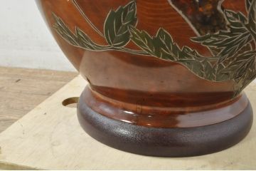 中古　美品　百貨店の展覧会品　在銘あ「東美」　讃岐彫り　栃くり抜き　漆塗り　大胆にあしらわれた花や木の図柄が目を引く花瓶(花器、花入れ、梅、花)(定価約70万円)(R-080141)
