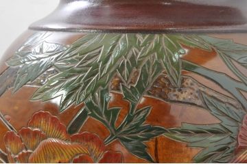 中古　美品　百貨店の展覧会品　在銘あ「東美」　讃岐彫り　栃くり抜き　漆塗り　大胆にあしらわれた花や木の図柄が目を引く花瓶(花器、花入れ、梅、花)(定価約70万円)(R-080141)