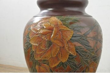 中古　美品　百貨店の展覧会品　在銘あ「東美」　讃岐彫り　栃くり抜き　漆塗り　大胆にあしらわれた花や木の図柄が目を引く花瓶(花器、花入れ、梅、花)(定価約70万円)(R-080141)