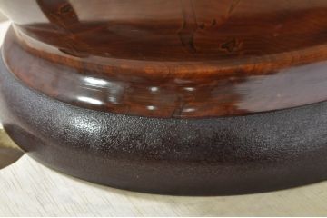 中古　美品　百貨店の展覧会品　在銘あ「東美」　讃岐彫り　栃くり抜き　漆塗り　大胆にあしらわれた花や木の図柄が目を引く花瓶(花器、花入れ、梅、花)(定価約70万円)(R-080141)
