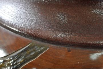 中古　美品　百貨店の展覧会品　在銘あ「東美」　讃岐彫り　栃くり抜き　漆塗り　大胆にあしらわれた花や木の図柄が目を引く花瓶(花器、花入れ、梅、花)(定価約70万円)(R-080141)