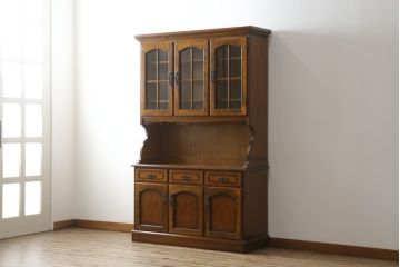 中古　美品　カリモク(karimoku)　コロニアルシリーズ　使い勝手のよい収納と美しいデザインを兼ね備えたダイニングボード(食器棚、カップボード、収納棚、戸棚、キャビネット)(定価約34万円)(R-080142)