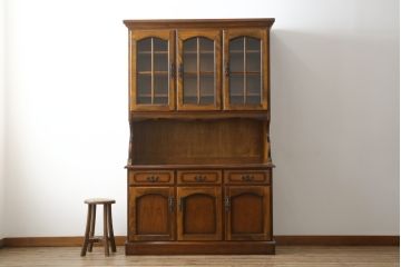中古　美品　カリモク(karimoku)　コロニアルシリーズ　使い勝手のよい収納と美しいデザインを兼ね備えたダイニングボード(食器棚、カップボード、収納棚、戸棚、キャビネット)(定価約34万円)(R-080142)