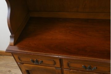 中古　美品　カリモク(karimoku)　コロニアルシリーズ　使い勝手のよい収納と美しいデザインを兼ね備えたダイニングボード(食器棚、カップボード、収納棚、戸棚、キャビネット)(定価約34万円)(R-080142)