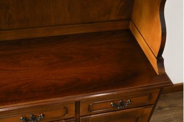 中古　美品　カリモク(karimoku)　コロニアルシリーズ　使い勝手のよい収納と美しいデザインを兼ね備えたダイニングボード(食器棚、カップボード、収納棚、戸棚、キャビネット)(定価約34万円)(R-080142)