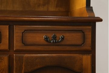 中古　美品　カリモク(karimoku)　コロニアルシリーズ　使い勝手のよい収納と美しいデザインを兼ね備えたダイニングボード(食器棚、カップボード、収納棚、戸棚、キャビネット)(定価約34万円)(R-080142)
