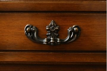 中古　美品　カリモク(karimoku)　コロニアルシリーズ　使い勝手のよい収納と美しいデザインを兼ね備えたダイニングボード(食器棚、カップボード、収納棚、戸棚、キャビネット)(定価約34万円)(R-080142)