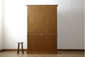 中古　美品　カリモク(karimoku)　コロニアルシリーズ　使い勝手のよい収納と美しいデザインを兼ね備えたダイニングボード(食器棚、カップボード、収納棚、戸棚、キャビネット)(定価約34万円)(R-080142)