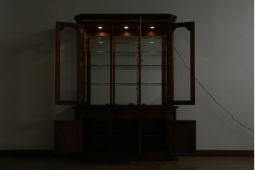 中古　美品　KOSUGA(コスガ)　リージェントハウスシリーズ　上品な佇まいの二段重ねキャビネット(食器棚、キュリオケース、カップボード、飾り棚、戸棚、収納棚)(定価約44万円)(R-080143)