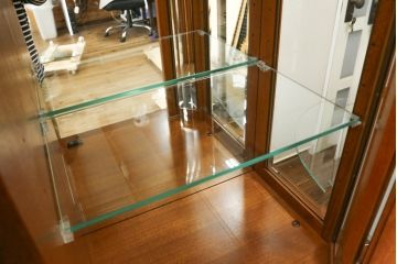 中古　美品　KOSUGA(コスガ)　リージェントハウスシリーズ　上品な佇まいの二段重ねキャビネット(食器棚、キュリオケース、カップボード、飾り棚、戸棚、収納棚)(定価約44万円)(R-080143)