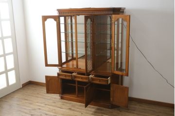 中古　美品　KOSUGA(コスガ)　リージェントハウスシリーズ　上品な佇まいの二段重ねキャビネット(食器棚、キュリオケース、カップボード、飾り棚、戸棚、収納棚)(定価約44万円)(R-080143)