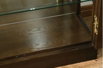 中古　美品!!　カリモク(karimoku)　domani(ドマーニ)　Morganton(モーガントン)　シックな色合いと品のある佇まいが魅力のキャビネット(ガラスケース、キュリオケース、ショーケース、飾り棚、陳列棚、店舗什器)(定価約74万円)(R-080145)