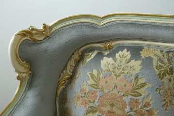 中古　美品　イタリア高級家具　Mario Colciago&Figli(マリオ・コルチャゴ)　Fratelli Origgi(フラテッリ・オリッジ)　ロココ調のデザインがエレガントな3人掛けソファ　(R-080151)
