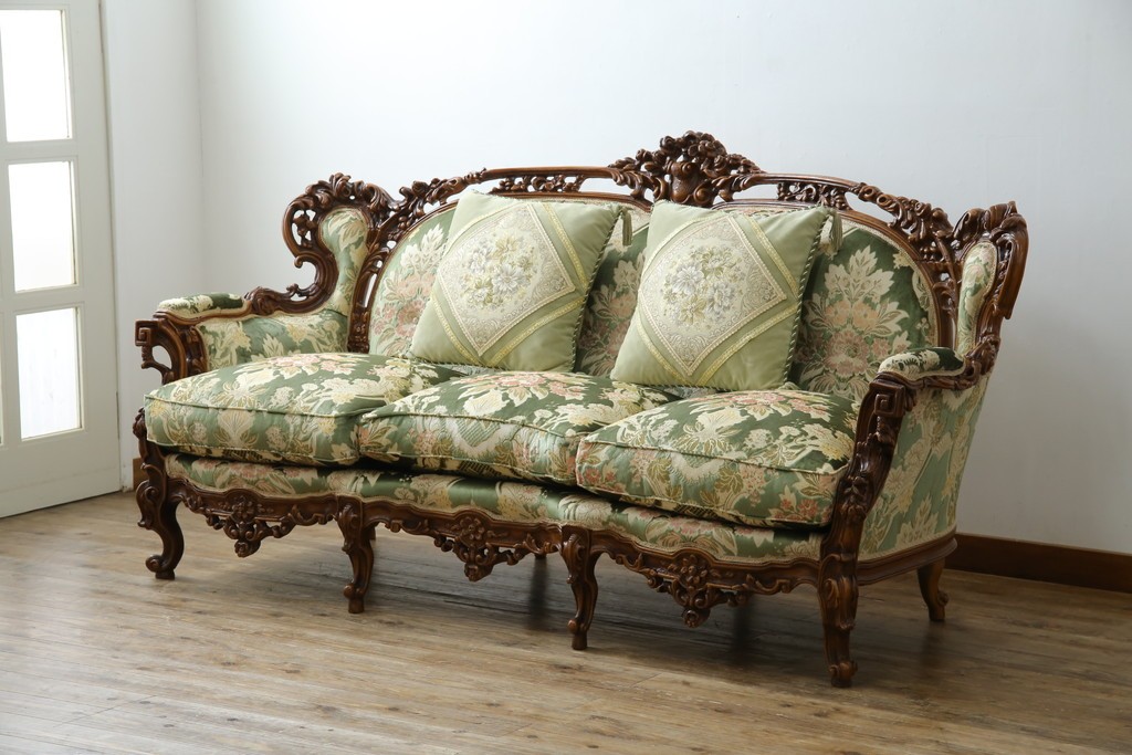 中古　イタリア製　ロココ調　華やかな彫刻が目を惹く3人掛けソファ　(R-080153)