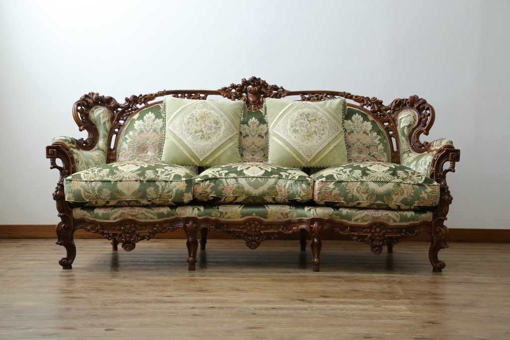 中古　イタリア製　ロココ調　華やかな彫刻が目を惹く3人掛けソファ　(R-080153)
