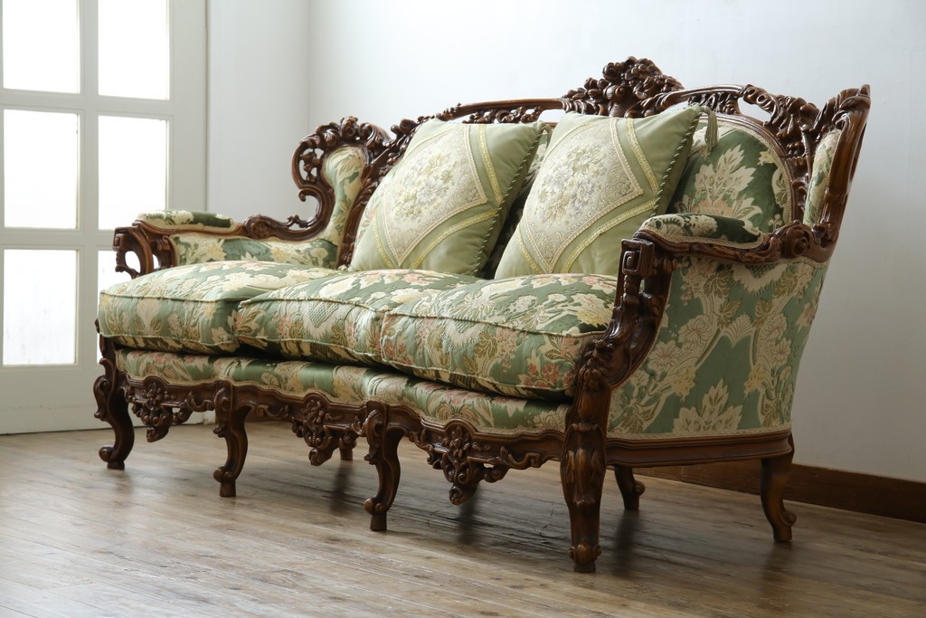 中古　イタリア製　ロココ調　華やかな彫刻が目を惹く3人掛けソファ　(R-080153)