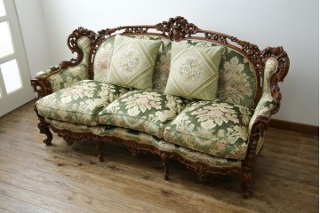 中古　イタリア製　ロココ調　華やかな彫刻が目を惹く3人掛けソファ　(R-080153)
