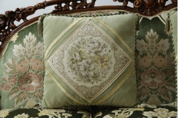 中古　イタリア製　ロココ調　華やかな彫刻が目を惹く3人掛けソファ　(R-080153)