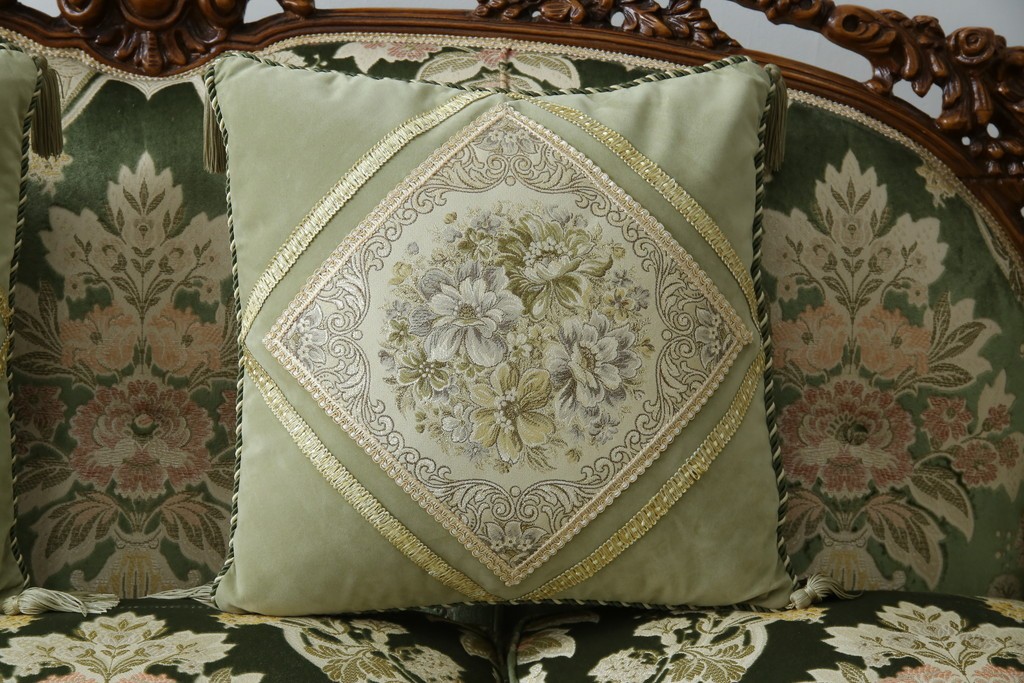 中古　イタリア製　ロココ調　華やかな彫刻が目を惹く3人掛けソファ　(R-080153)