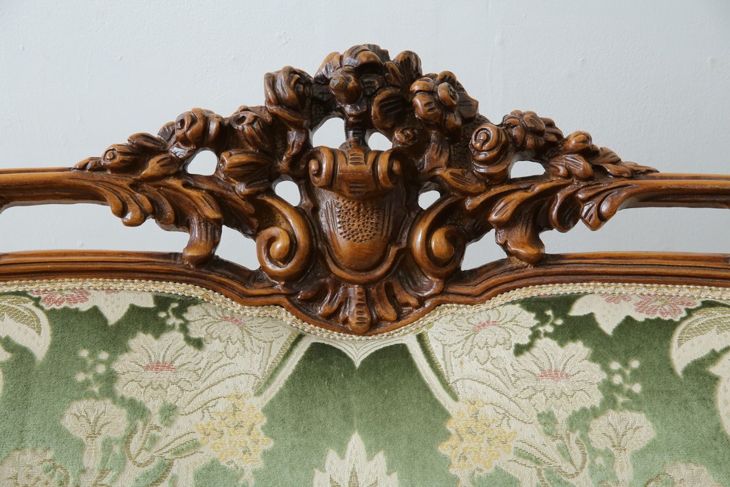 中古　イタリア製　ロココ調　華やかな彫刻が目を惹く3人掛けソファ　(R-080153)